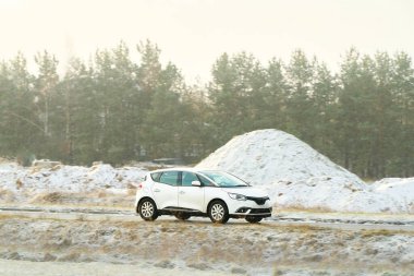 Kışın kar yağarken yolda araba sürmek