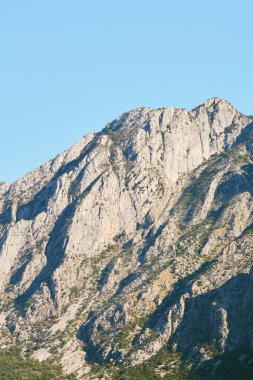 Açık mavi gökyüzüne karşı güzel bir sıradağ.