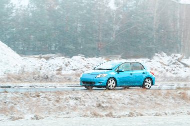 Karda giden çevre dostu elektrikli araç.