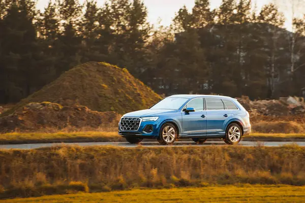 Sakin bir kır yolunda lüks bir araba sürüyordu.