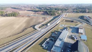 Kırsal yolda beyaz kamyonun hava görüntüsü.