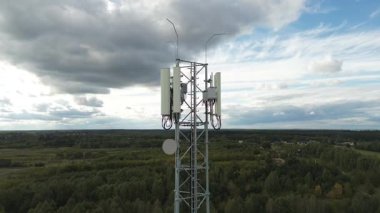 Geniş kırsaldaki telekomünikasyon kulesi