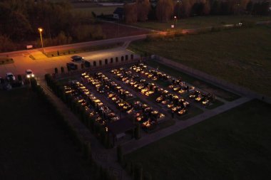 All Saints Day Polonya geleneğinde mum ışığında bir mezarlık.