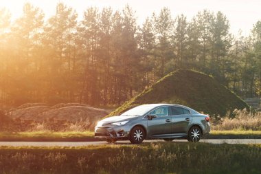 Manzaralı arazide şık bir araba yolculuğu.