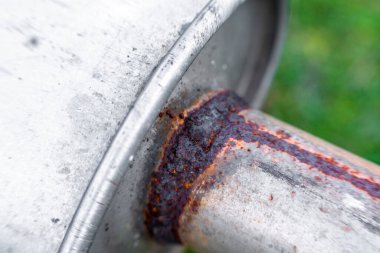 Metal borudaki pas, yakın plan.