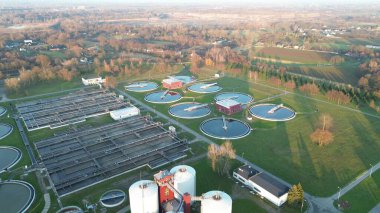 Tortu tankları olan kanalizasyon işleme tesisi