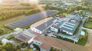 Güneş çiftliği ve fabrikasının havadan görünüşü