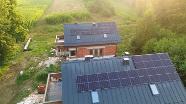 Yenilenebilir Enerji İçin Modern Ev Çatı Üzerine Güneş Panelleri