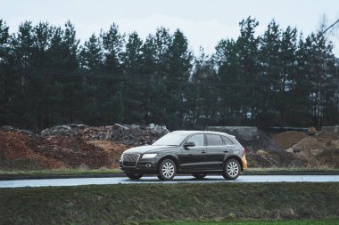 İnşaat yakınlarındaki manzaralı yolda parlak bir kesişme.