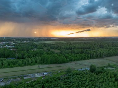 Akşam gökyüzü küçük kasabadaki fırtına bulutlarıyla dolu.