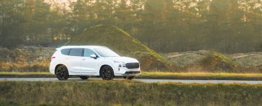 Manzaralı yolda giden modern bir araç