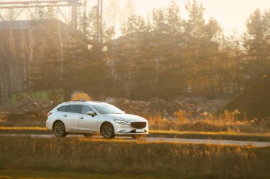 Kırsal alanda birinci sınıf beyaz araba.