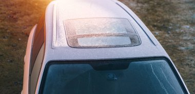 Donmuş ön cam kışın kışın kırağı kaplamıştı.