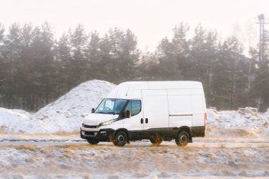 Karlı dağ yolunda giden yük kamyonu.