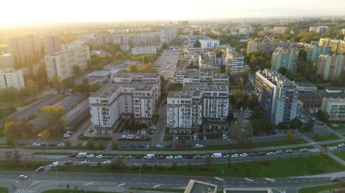 İyi planlanmış bir yerleşim bölgesinde lüks daireler, hava manzaralı.