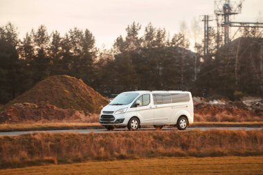 Kırsal otoyolda yolcu vagonu