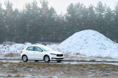 Hatchback kış boyunca soğuk doğada seyahat ediyor.