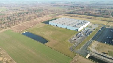 Banliyö sanayi bölgesindeki depolar