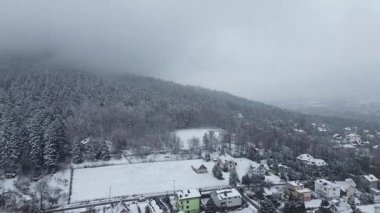 Kış mevsiminde karla kaplı ağaçlar ve kırsal bölgeler