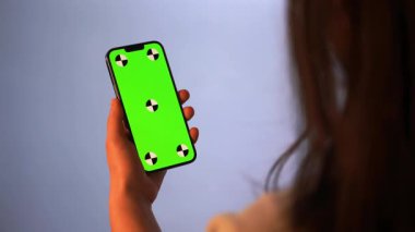 Yatak odasında krom anahtar görüntülü telefon