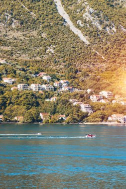 Bereketli dağlar ve bulutlarla çevrili sakin bir göl.