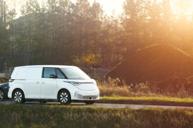 Kırsalda seyahat eden küçük MPV