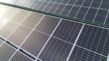 Güneş panelleri batan güneşin son ışınlarını emiyor.