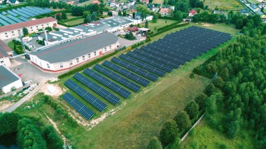 Güneş enerjisiyle çalışan modern ev manzarası