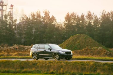 Yolda dört tekerli küçük bir araba var.