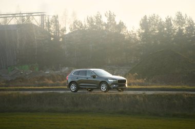 Doğal ortamda giden zarif bir araba.