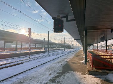 Tren istasyonunda kış tatili sahnesi