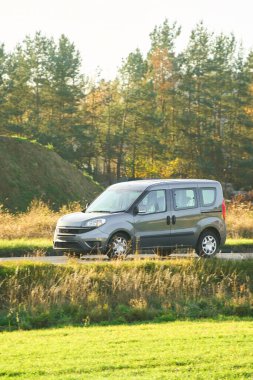 Kırsal yolda giden nakliye aracı