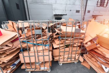 Geri dönüşüm kutularında karton kutular