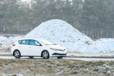 Hareket halindeki araçla karlı yol