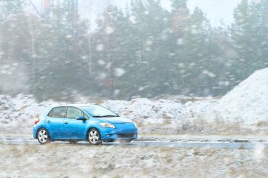 Modern hibrit arabalı kar yağışı sahnesi