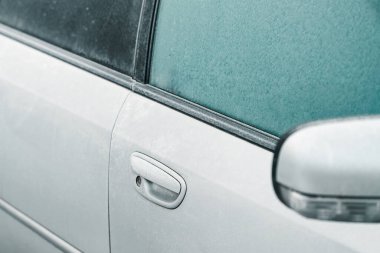 Soğuk mevsimde araba gövdesinde buz dokusu