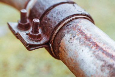 Metal egzoz borusunun aşınmış eklemleri.