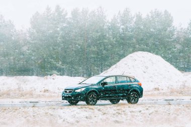 SUV karla kaplı alanda ilerliyor