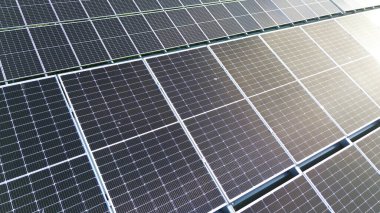 Alacakaranlık alanında güneş enerjisi üretimi.