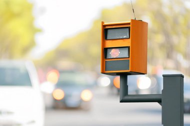 Hız kamerası hız limitini aşan arabayı izliyor