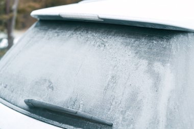 Donmuş ön cam kışın kışın kırağı kaplamıştı.