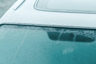 Kar fırtınasında donmuş ön cam sürüşü güvensiz kılıyor