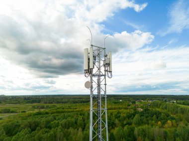 Açık alan görünümünde mobil ağ anten kulesi
