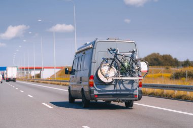 Kamp aracının arkasına bağlı bisikletler.