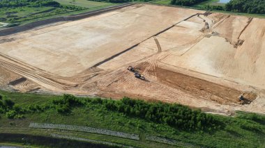 Toprak alanı düzleştiren inşaat araçları