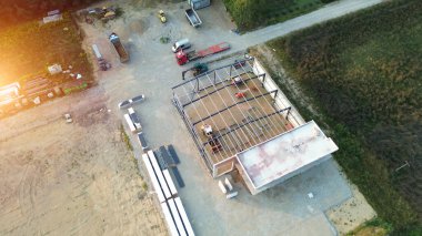 Gün doğumunda bina iskeletinin hava görüntüsü