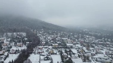 Karla kaplı vadide soğuk sisli bir sabah