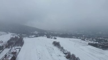 Dağlarda kar yağışı olan manzaralı kış köyü