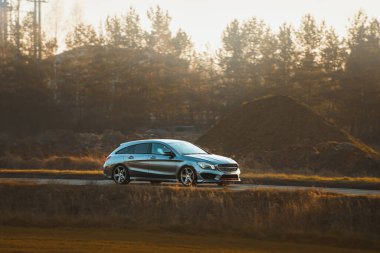 Kırsal yolda lüks bir araba.