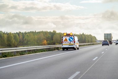 Uyarı levhası olan bakım minibüsü